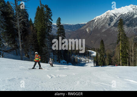 Februar 20, 2019, Krasnaja Poljana, Sochi, Russland: Skifahrer und Snowboarder reiten auf Pisten von Krasnaja Poljana Ski Resort. Stockfoto