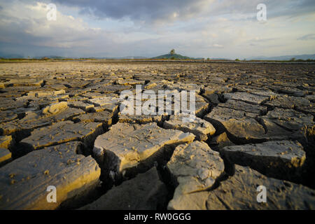 Crack Boden bei der dürre trockene Jahreszeit an Land in Borneo. Stockfoto