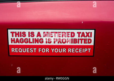 Taxi Schild, Feilschen verboten. Jalan Petaling Street Market, Chinatown, Kuala Lumpur, Malaysia. Stockfoto