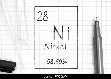 Das Periodensystem der Elemente. Handschrift chemische Element Nickel Ni mit schwarzem Stift, Reagenzglas und Pipette. Close-up. Stockfoto