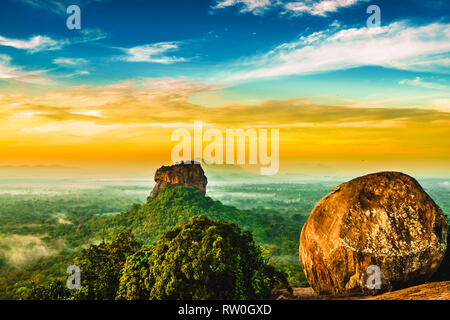 Sunrise zu Sigiriya Felsen von pidurangala Felsen in Sri Lanka Stockfoto