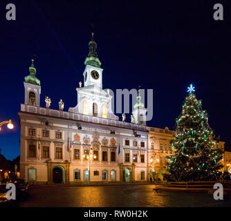 Rathaus und Weihnachtsbaum, České Budějovice (Budweis), Tschechische Republik Stockfoto