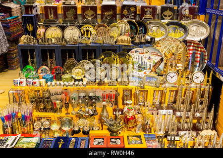 Central Market, Kunsthandwerk, Souvenirs und Schmuck zum Verkauf, Kuala Lumpur, Malaysia. Stockfoto