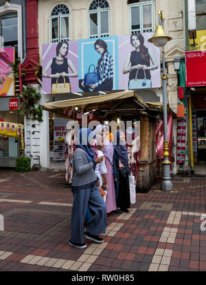 Junge Frauen in typischen Kleid in Malaysia, Kuala Lumpur, Malaysia. Stockfoto