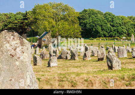 Schöne Sicht auf die standing stones Ausrichtungen, Menhire in Carnac, Bretagne, Frankreich. Megalithische Wahrzeichen Stockfoto