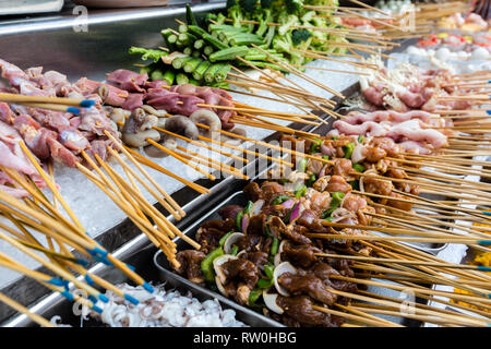 Street Food steht, am späten Nachmittag, Jalan Sultan, Chinatown, Kuala Lumpur, Malaysia. Stockfoto