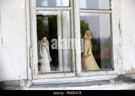 Engelsstatue im alten Fenster Stockfoto