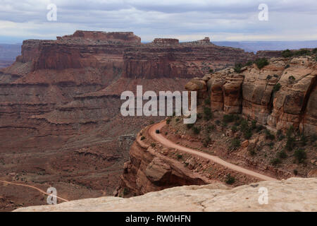 Einen Jeep fahren entlang Shafer Canyon Road, die direkt entlang einer Klippe im Canyonlands National Park, Utah. Stockfoto