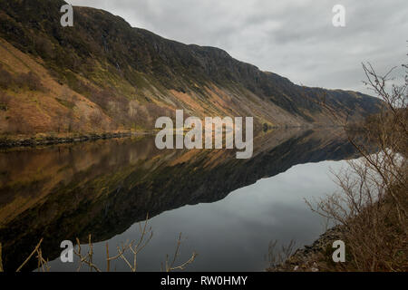 Mündung des Flusses Awe auf ein ruhiger Tag mit schönen Reflexionen, die in Loch Awe, Scottish Highlands, Schottland führt Stockfoto