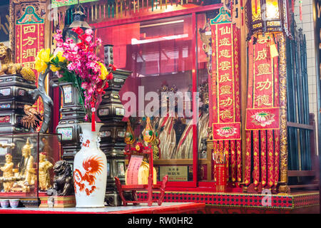 Sünde Sze Si Ya taoistischen Tempel, Chinatown, Kuala Lumpur, Malaysia. Gründer Gottheiten Sünde Sze Ya und Si Sze Ya hinter Tabelle der Angebote. Stockfoto