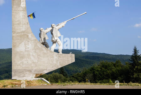 Denkmal in Skole und ukrainische Flagge in der Skole Beskiden National Park. Ukraine, Europa Stockfoto