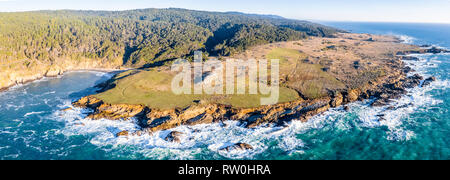 Das kalte Wasser des Pazifischen Ozeans, krachend gegen die felsige Küstenlinie in Sonoma, Kalifornien, USA, Pazifischer Ozean Stockfoto