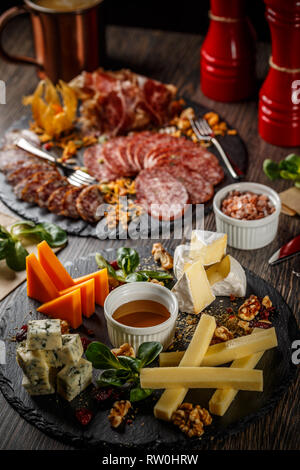 Sortiment an italienischen Antipasti, Aufschnitt und Käse Platte Stockfoto