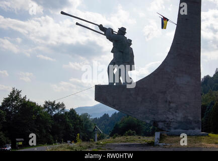 Denkmal in Skole und ukrainische Flagge in der Skole Beskiden National Park. Ukraine, Europa Stockfoto