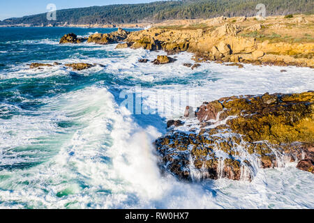 Das kalte Wasser des Pazifischen Ozeans, krachend gegen die felsige Küstenlinie in Sonoma, Kalifornien, USA, Pazifischer Ozean Stockfoto