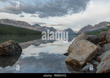 Viele Gletscher vom Lake Sherburne an ruhigen Montana morgen Stockfoto