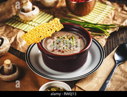 Cremige Pilzsuppe mit Kürbiskernen und crunchy Käse Stockfoto