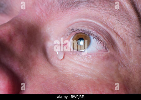 Braunes Auge von traurigen Mann mit tearbrown Augen Stockfoto