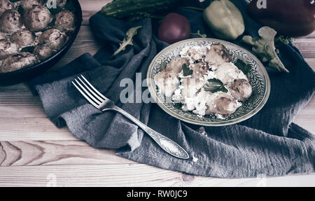 Prinz: Kartoffeln: im Ofen gebacken junge Kartoffeln mit Quark. Essen mit Gemüse. Russische Küche. Stockfoto