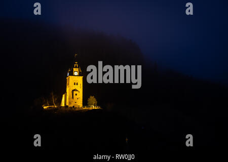 Blick von der kleinen Stadt Bergbau Erzberg zu Gelb shift tower Schichtturm auf einem nebligen Abend im Winter in der Steiermark, Österreich aufhellen Stockfoto