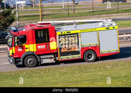 Londoner Feuerwehr Fire Engine, Feuer Ausschreibung fahren auf der Straße. Mercedes Benz Atego 1327. Planen Sie Ihre Flucht, raus aus Aufenthalt Stockfoto