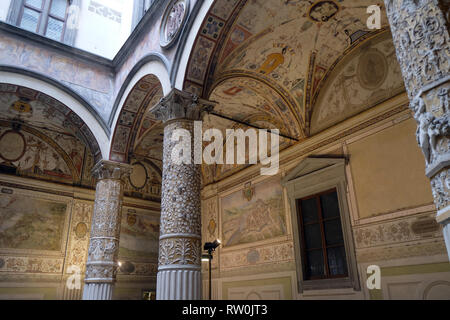 Innenhof des Palazzo Vecchio (Alter Palast) einen massiven Romanischen Festung Palast, das Rathaus von Florenz, Italien Stockfoto