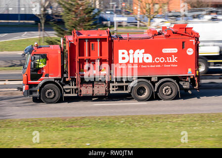 Biffa Geschäftsmüll-Sammelfahrzeug, LKW, LKW fahren auf der Straße. Müllwagen, Müllwagen Stockfoto