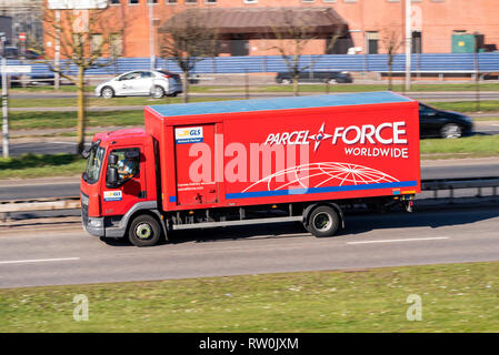 Paketwagenwagen mit weltweiter Zustellung auf der Straße. GLS-Netzwerkpartner. DAF LF Euro 6 Stockfoto