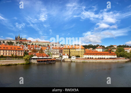 Altstadt von Prag über die Moldau mit Saint Vitus Kathedrale auf Skyline. Stockfoto
