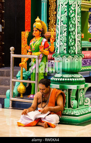 Batu Höhlen, Hindu Priester im Tempel am Fuß der Treppe zu Höhlen, Selangor, Malaysia. Stockfoto