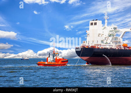 Tanker Schiff mit Begleitung Schlepper verlassen des Hafens. Stockfoto