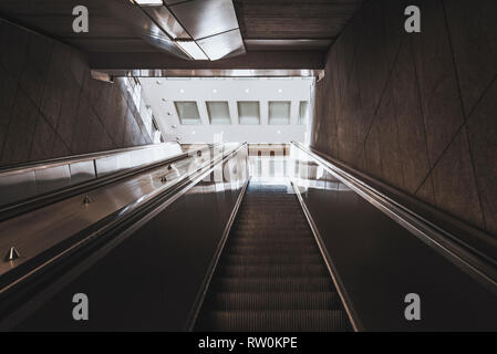 Moderne bewegliche Treppen von einem unterirdischen Gang, hinauf in Richtung Ausgang, in Stuttgart, Deutschland. Stockfoto