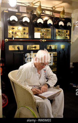 Ingenieur, im Maschinenraum, auf, Raddampfer, der Waverley, Reise, rund, der, Isle of Wight, England, Vereinigtes Königreich, Stockfoto