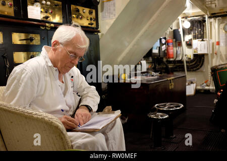 Ingenieur, im Maschinenraum, auf, Raddampfer, der Waverley, Reise, rund, der, Isle of Wight, England, Vereinigtes Königreich, Stockfoto