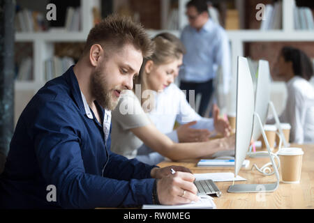 Mitarbeiter oder Student Studium online learning Kurs Vorbereitung für die Prüfung Stockfoto