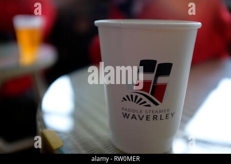 Zwei Frauen, Mittagessen, Abendessen, Cafe, Restaurant, Pommes, fisonboard, Raddampfer, PS, Waverley, auf Exkursion, Reise, rund, der, Isle of Wight, Stockfoto