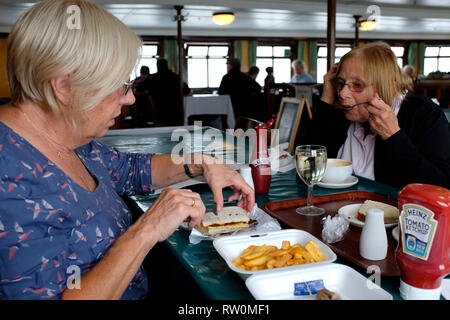 Zwei Frauen, Mittagessen, Abendessen, Cafe, Restaurant, Pommes, fisonboard, Raddampfer, PS, Waverley, auf Exkursion, Reise, rund, der, Isle of Wight, Stockfoto