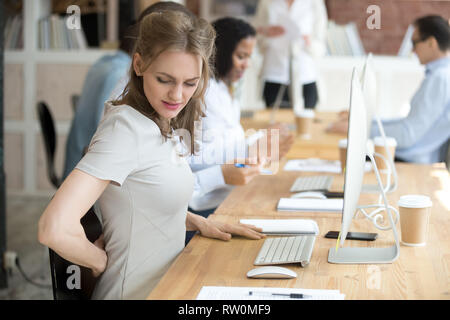 Frauen leiden unter Rückenschmerzen bei der Arbeit Stockfoto