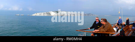 Die Nadeln, Aussicht, Südküste, Yarmouth, Raddampfer, PS, Waverley, auf Exkursion, Reise, rund, der, Isle of Wight, Stockfoto