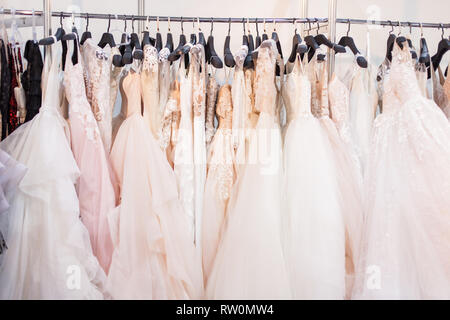 Mit vielen schönen Brautkleider im Showroom stehen. Stockfoto