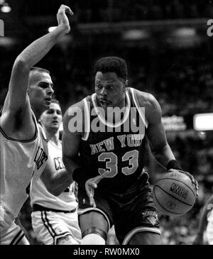 New York Knicks von Patrick Ewing und Boston Celtics Eric Montross Spiel gegen die Boston Celtics im Fleet Center in Boston, Ma USA März 8,1995 Foto von Bill belknap Stockfoto
