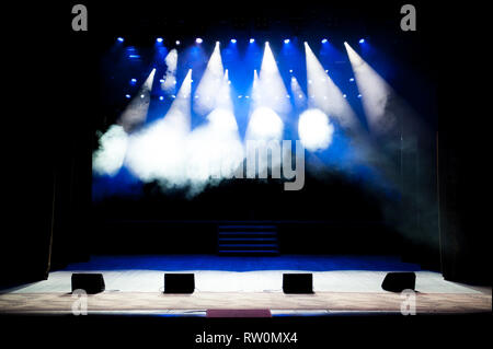 Freie Bühne mit Beleuchtung, Licht mit farbigen Strahlern und Rauch. Stockfoto