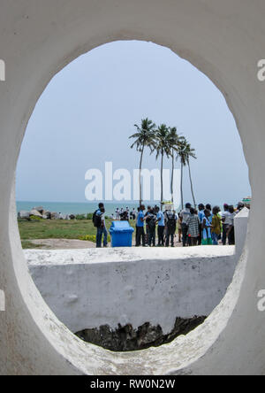 Blick auf den Strand gründliche das Fenster des ST-George der MIne. Sammeln von Masse auf dem Hintergrund der Palmen gesehen werden kann. Stockfoto