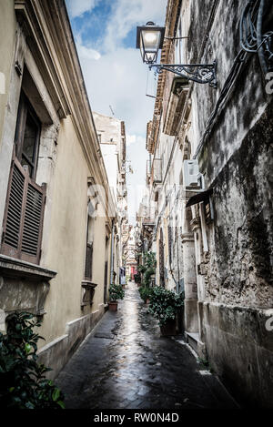 Alte Gasse in der Altstadt von Ortigia, in Syrakus. Vertikale Ansicht. Stockfoto