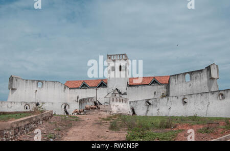 Ein nettes Foto von Fort St. Jago in der Küstenstadt Elmina, Ghana, Westafrika Stockfoto