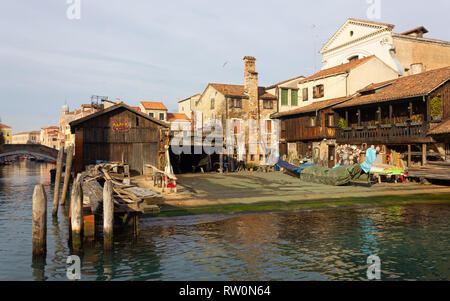 Venedig, Italien - Januar 12, 2019: Blick auf das Äußere des Squero San Trovaso, historische Werft, wo Gondeln gebaut und gewartet werden, aktiv Stockfoto