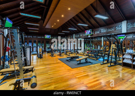 Marriot Hotel Resort ein Fitnesscenter und Health Club Innenraum mit Fitnessgeräten und Übung Maschine in Phuket, Thailand. Stockfoto