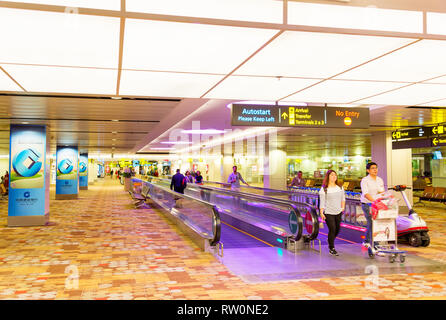 Singapur - Januar 16, 2017: Menschen bei travolator in Changi Airport Halle Stockfoto