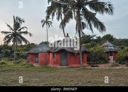 Ein Foto der schöne rote jurten an der Stumble Inn Eco Lodge in der Nähe von Elmina in Ghana, Westafrika. Stockfoto