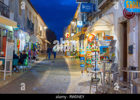 LAGOS, PORTUGAL - Oktober 29, 2018: die Menschen zu Fuß und sitzen in einem Restaurant in der Altstadt von Lagos, Portugal. Lagos - berühmte touristische destinati Stockfoto